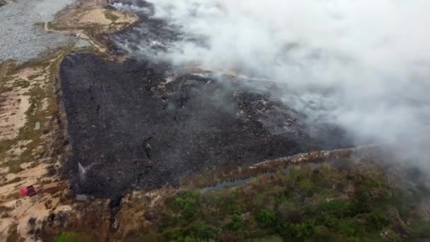 Flygfoto Bränning Deponi Plats Orsaka Rök Och Dis — Stockvideo