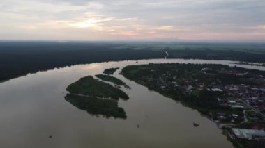 Pulau Bangau 'nun Teluk Intan yakınlarındaki Sungai Perak' taki günbatımı görüntüsü