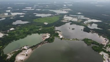 Kampat hava manzarası bulutlu bir günde teneke madencilik gölünü terk etti