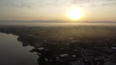 Sisli bir sabahta Teluk Intan kasabasının hava dönüşümlü görüntüsü