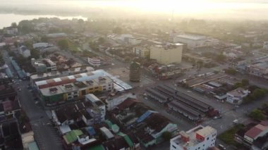 Teluk Intan 'ın eğik kulesi, Perak, sisli sabah güneşi.