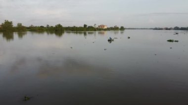 Sungai Perak 'ta, Teluk Intan yakınlarındaki ahşap teknede balıkçılığa doğru ilerleyin.