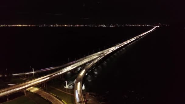 Drone Colpo Auto Pista Chiara Ponte Penang Attraversare Mare Notte — Video Stock