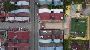 Kampar, Perak 'ta Çin tapınağından aşağı inen hava ve araba trafiği