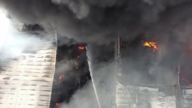 Havadan bakıldığında yanan binada su püskürtülmüş.