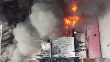 Gündüz yüksek alevlerin olduğu yerde yangın spreyi
