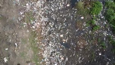 Hava dönüşümlü manzara çöplük plastik ve şişe nehre atılıyor