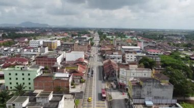 Sitiawan, Perak, Malezya - 01 Mayıs 2022: Bulutlu bir günde eski şehrin üzerinden uç