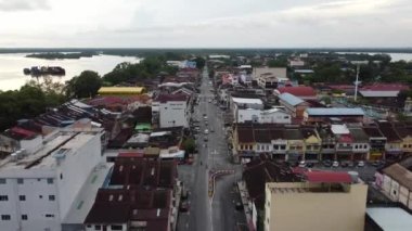 Teluk Intan, Perak, Malezya - 01 Mayıs 2022: Sungai Perak 'ın yanındaki Teluk Intan kasabası üzerindeki hava harekatı