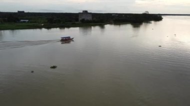 Teluk Intan, Perak, Malezya - 01 Mayıs 2022: Hava manzaralı insanlar Perak Nehri 'nde nehir turuna çıkıyor