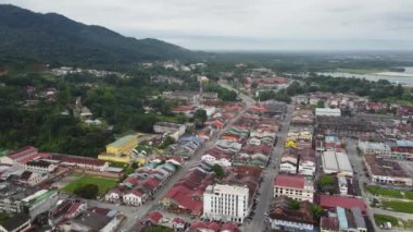 Kampar, Perak, Malezya - Mayıs 03 2022: Kampar kasabasındaki hava manzaralı ana yol