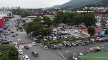 Kampar, Perak, Malezya - Mayıs 03 2022: Sabah hava trafiği insanları Pagar Pagi sabah pazarına gitti