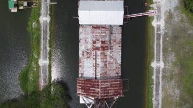Kampar, Perak, Malezya - Mayıs 03 2022: Malezya 'da terk edilmiş teneke madencilik Tanjung Tualang Tin Dredge
