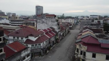 Ipoh, Perak, Malezya - Mayıs 04: 2022: Hava manzarası eski kentte sabah daha az araba trafiği