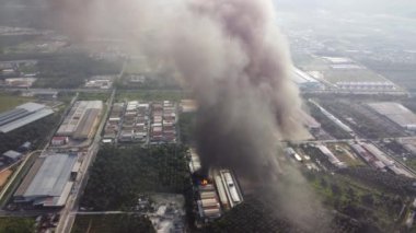 Seberang Perai, Penang, Malezya - Mayıs 06 2022: Fabrika yangınında hava dumanı