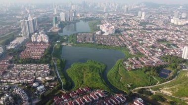 Selayang, Selangor, Malezya - 14 Mayıs 2022: Göl kenarındaki hava manzaralı konut