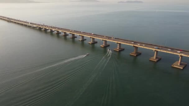 马来西亚槟城巴图乌班 2022年5月21日 渔船将钓鱼船拖到槟城大桥的柱子上 — 图库视频影像