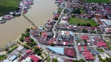 İnsansız hava aracı Kuala Kurau 'yu yaya köprüsüne bağlıyor