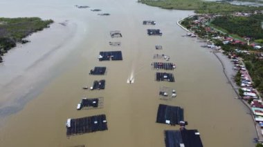 Havadan geri uçup balıkçı teknesine bakın. Kuala Kurau 'da kelong üzerinden ilerleyin.