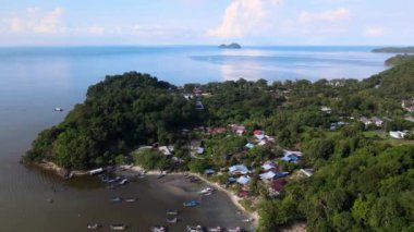 Hava manzaralı Teluk Kumbar balıkçı köyü ve çevresi