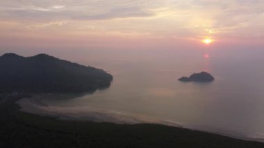Mangrov ormanından Pulau Betong manzaralı hava manzaralı gün batımı