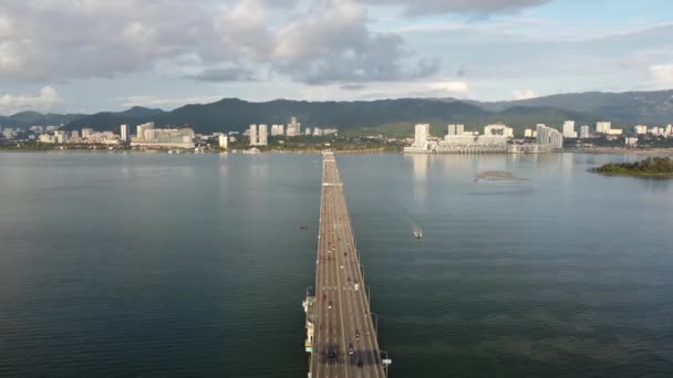 ペナン橋の近くに空中ビューボートが動きます 島に向かって海を渡る高速道路 — ストック動画