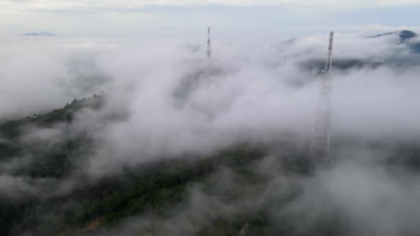 Widok Lotu Ptaka Wieża Komunikacyjna Rano Mgła Niska Chmura — Wideo stockowe