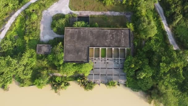 Вид Воздуха Разрушенный Дом Насоса Рядом Рекой — стоковое видео