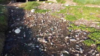 Nehir yüzeyinde çöp plastik çöplük