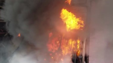 Hava görüntüleme fabrikası gündüz sanayi bölgesinde yanıyor. Siyah duman hava kirliliği