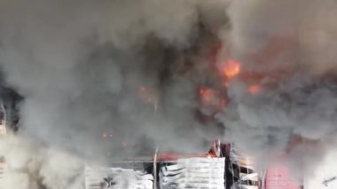 Havadan bakıldığında büyük fabrika yangını gündüz yanar
