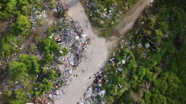 Rotasi Udara Dan Melihat Bawah Situs Pembuangan Sampah Ilegal Pedesaan — Stok Video