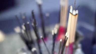 Hint tapınağında odaklanmış siyah tütsü çubuğu yanığı seç