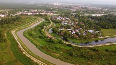 Malezya köyü yakınlarındaki hava manzaralı eğri nehir ve çiftlik.