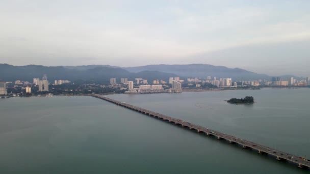 Luchtfoto Ochtend Autoverkeer Gaat Naar Island Penang Bridge — Stockvideo