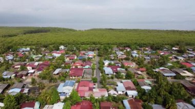 Sungai Chenaam yakınlarındaki Mangrove Ormanı yakınlarındaki Malay köyü.