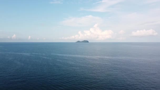 Bei Blauem Sonnigem Tag Über Dem Meer Zur Insel Fliegen — Stockvideo