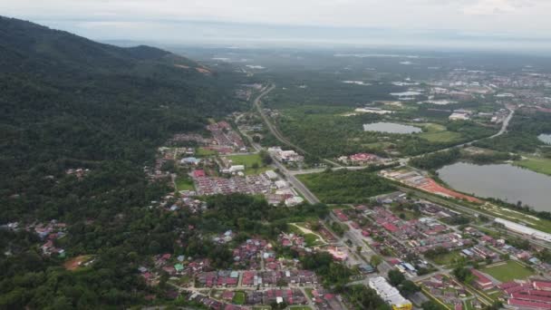 空中ビューのパンニング住宅地とKampar Perakの錫鉱山湖を放棄 — ストック動画