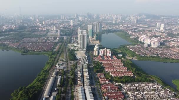 マレーシアの町セラヤンの湖の近くの空中ビュー住宅地域 — ストック動画
