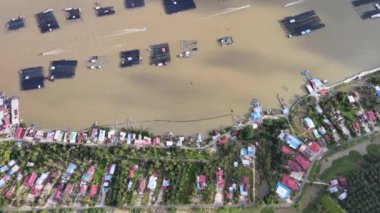 Nehirdeki Kuala Kurau kelong balık çiftliği.