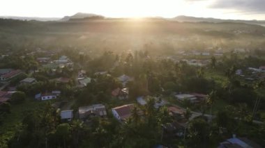 Hava manzaralı güneş ışığı Malay köyü boyunca yayılıyor.