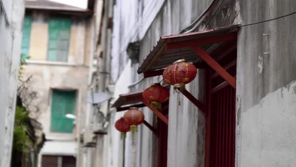 Stara Chińska Czerwona Latarnia Wisi Zewnątrz Okna Domu Dziedzictwa Penang — Wideo stockowe