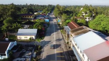 Junjung 'dan Seberang Perai Selatan' a giden hava manzaralı küçük bir kasaba.