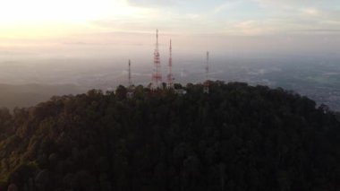 Bukit Mertajam Dağı 'nın zirvesinde havadan görüntülü dört telekomünikasyon kulesi.
