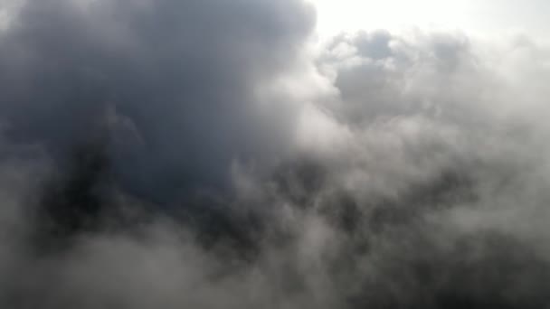 空中飞越白云覆盖的热带雨林 — 图库视频影像