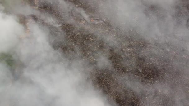 Arazi Dolgusu Alanında Hava Manzaralı Yangın Zehirli Duman Yayıyor — Stok video