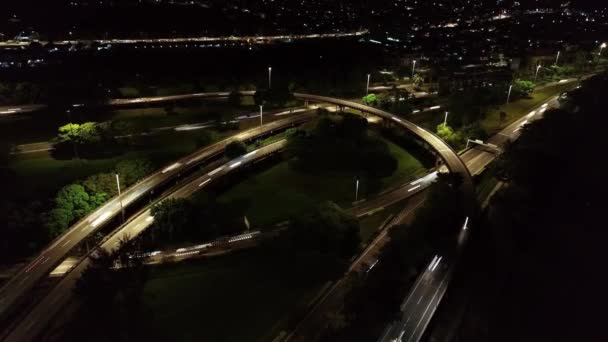 夜间槟城大桥交汇处车体运动的航景光迹动画 — 图库视频影像