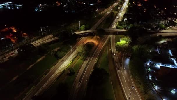 夜のペナン高速道路での空撮車の移動 — ストック動画