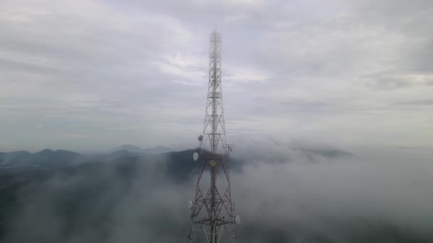 急速に移動霧の低い雲は丘のピーク時に通信タワーをカバー — ストック動画
