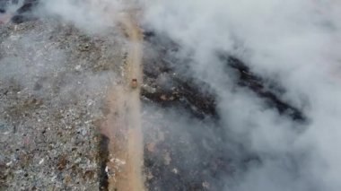 Yangını söndürmek için kırmızı kil toprağı taşıdı.